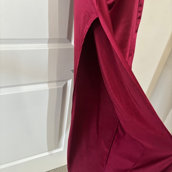 NWT Windsor Maude Formal High Slit Open Back Satin Maxi Dress Burgundy Size L - Picture 3 of 7